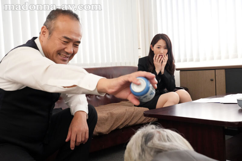 取引先の傲慢社長に中出しされ続けた出張接待。 専属美女、イイ女のスーツ『美』―。 水戸かな 1枚目