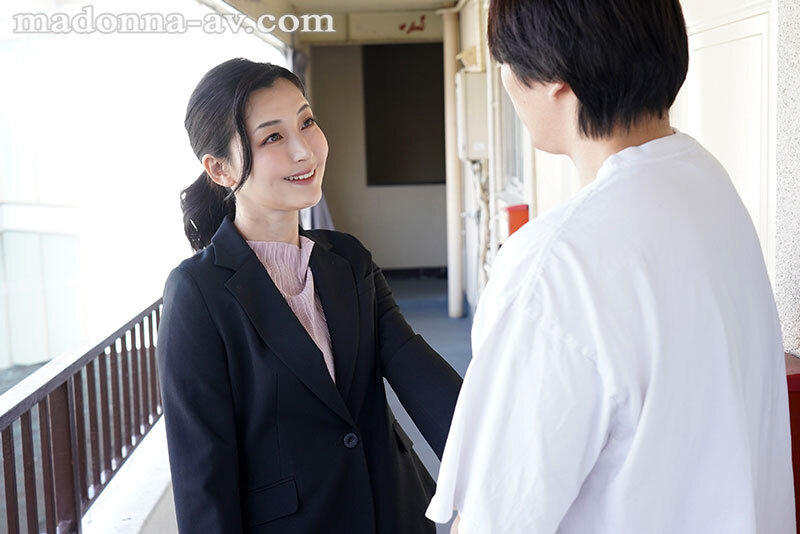 出張で泊まりに来た叔母と同居生活 無防備すぎる仕事終わり蒸れた肉感パンスト姿に僕は理性を狂わされて…。 吉永塔子 1枚目
